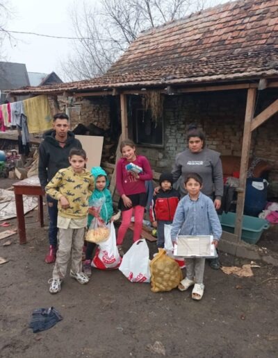 Familie primind ajutoare
