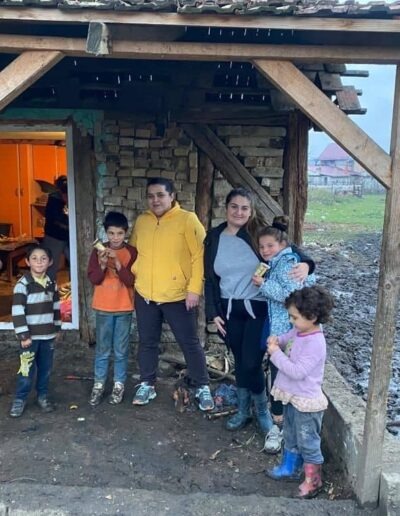Familie în fața casei